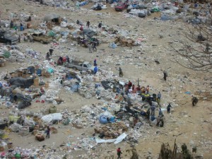 The children of Guatemala get food from the city dumps