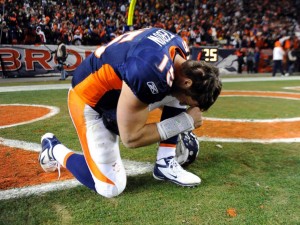 Tim Tebow praying